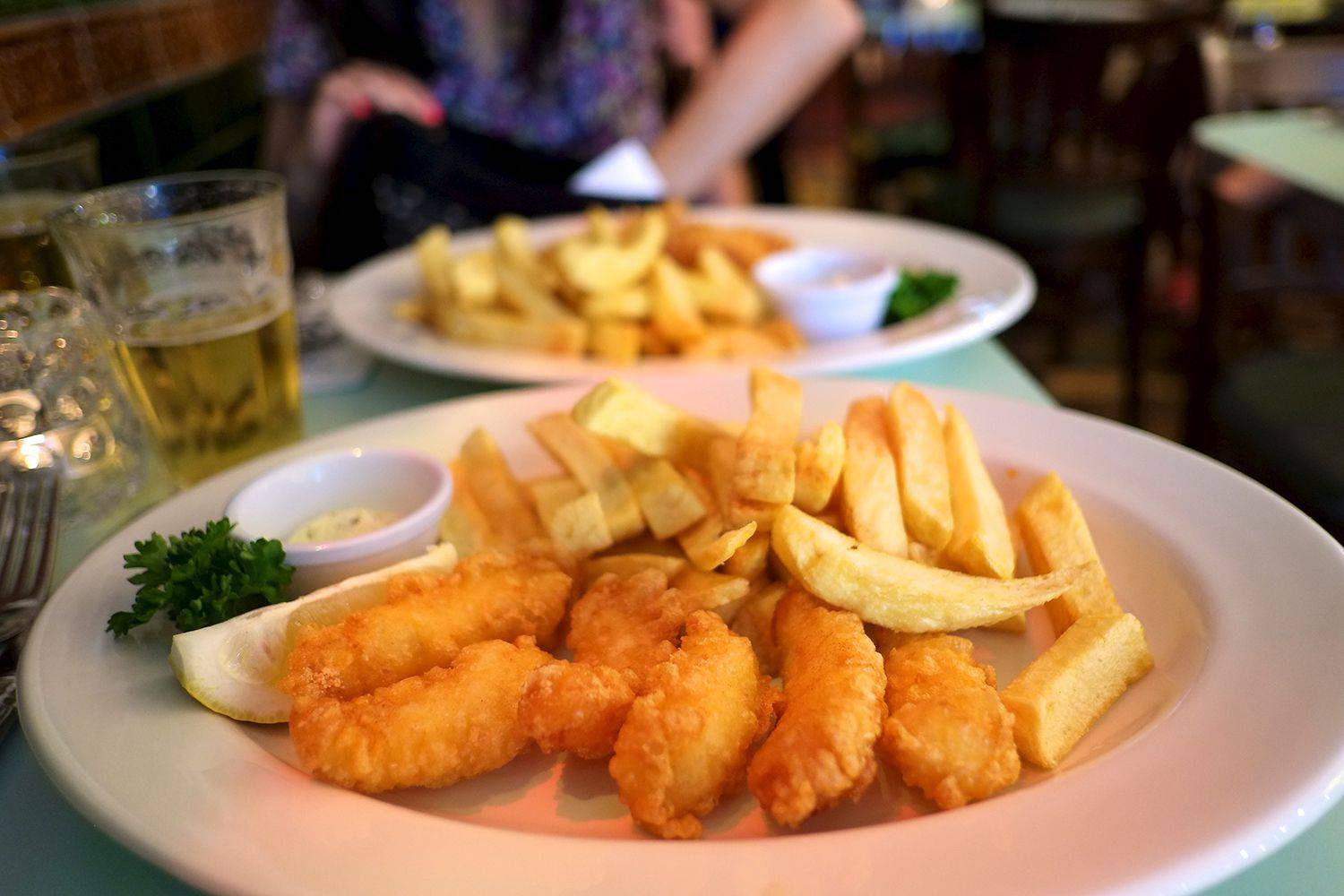 Рыба в британии. Великобритания Фиш энд чипс. Фиш энд чипс в Лондоне. Fish and Chips в Англии кафе. Новая Зеландия Фиш энд чипс.