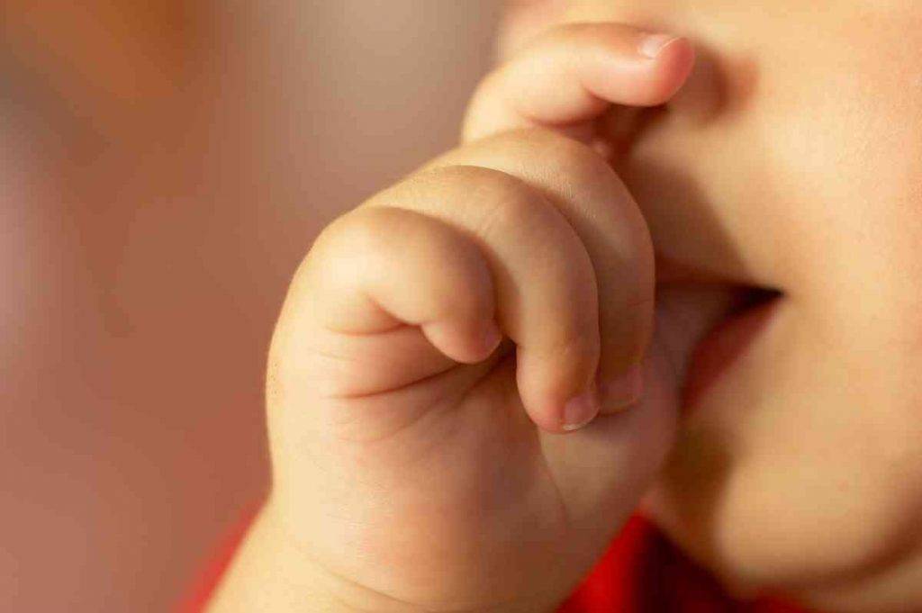 bebeklerde parmak emmek